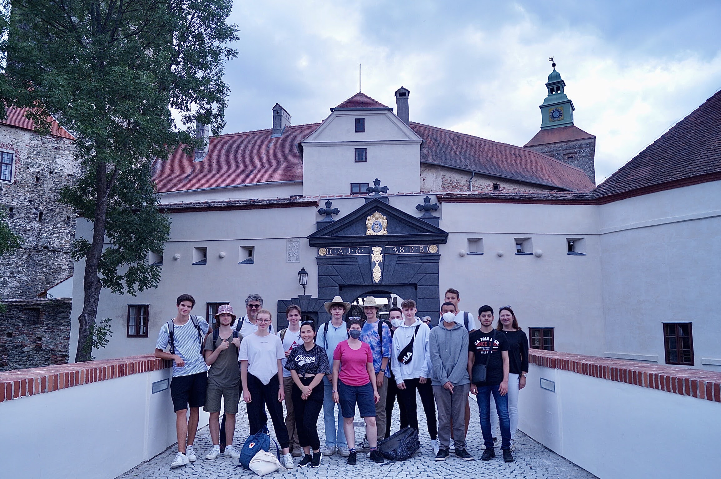 8B vor der frisch renovierten Burg Schlaining