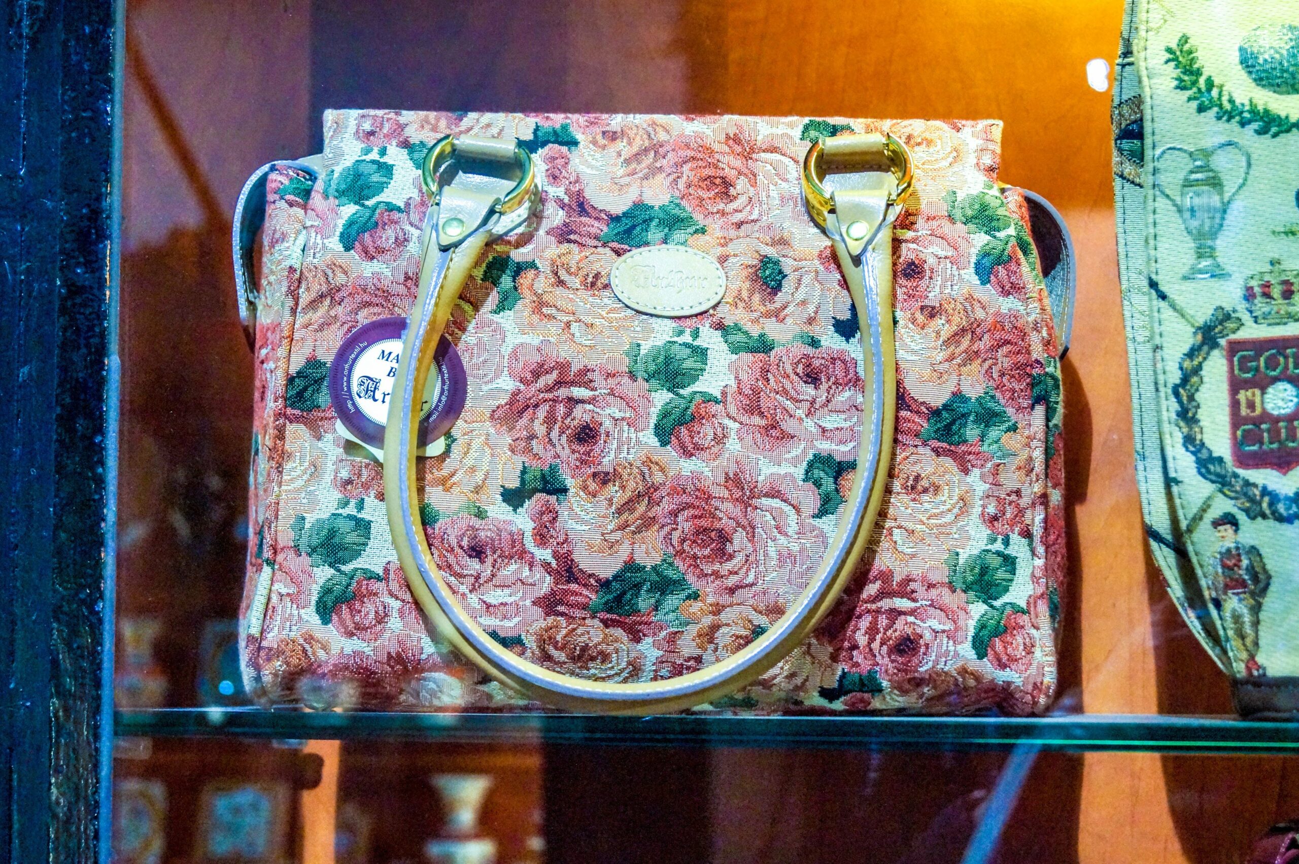 Schaufenster mit farbenfroher Handtasche