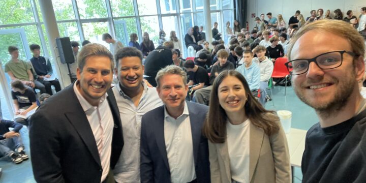 Politikdiskussion mit fünf Parteienvertreter:innen